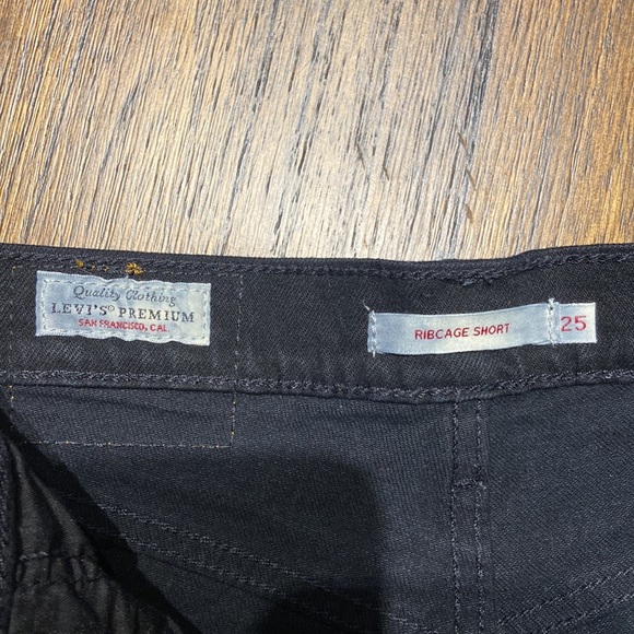 Levi’s Ribcage Shorts - Picture 4 of 7